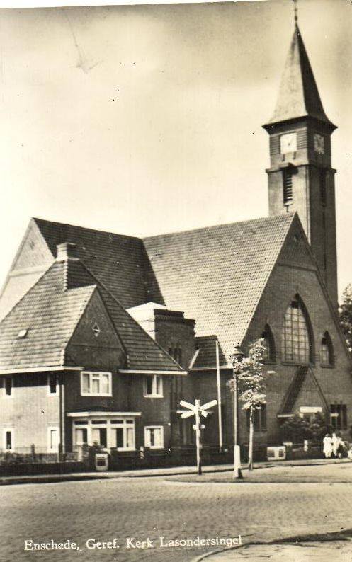 Lasondersingel 18-20 Gereformeerde Kerk. Links het huis van dominee De Wolff.jpg