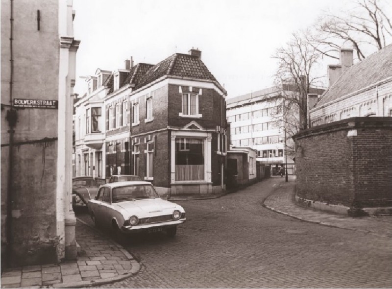 Noorderhagen 23 kruispunt Bolwerkstraat rechts de muur bij de Wonne. Ook het pand Molenplein 1 is zichtbaar. 2-2-1971.jpg