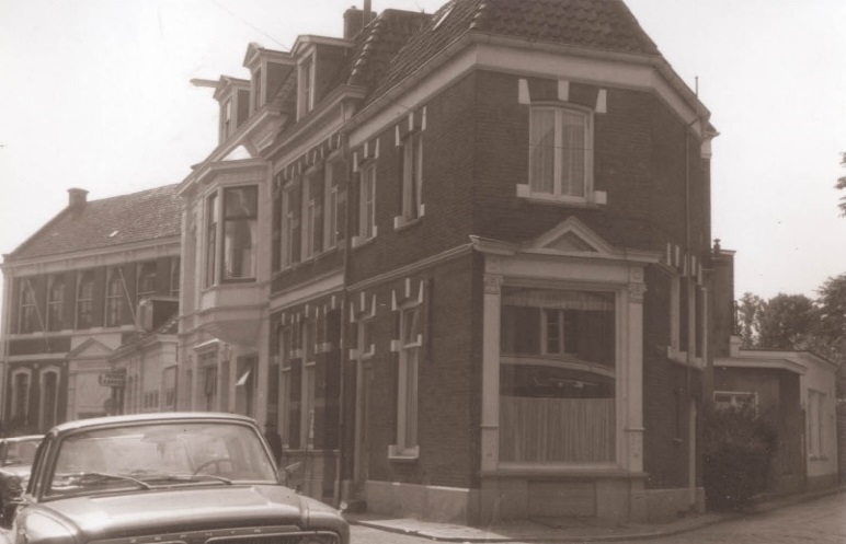 Noorderhagen 23 Voorzijde pand op de hoek met de Brinkgaarden richting Kloosterstraat. Links is ook de Fabrieksschool zichtbaar. 1967.jpg