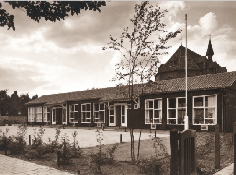 Haaksbergerstraat 255 en Sint Janstraat Noodschoolgebouw Sint-Janschool. In 1967 verplaatst naar Gladiolenstraat 105.jpg
