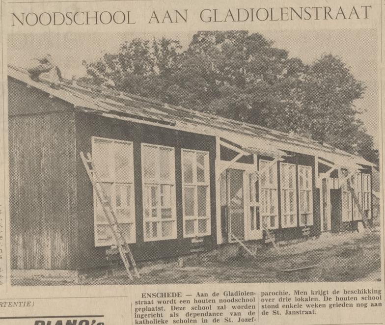 Gladiolenstraat houten noodschool dependance Katholieke school St. Jacobusparochie krantenfoto Tubantia 4-10-1966.jpg