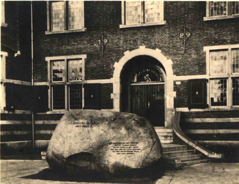 Lasondersingel 129 Rijksmuseum Twenthe met voor de hoofdingang de dikke steen 1935..jpg