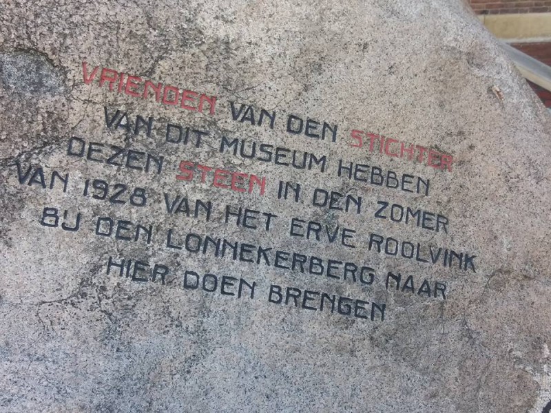 Lasondersingel 129-131 Rijksmuseum Twenthe tekst op dikke steen.jpg