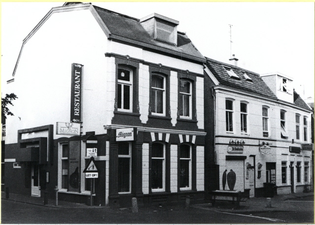 Noorderhagen 22 Hoek Bolwerkstraat met restaurant Mignon, de Bombardon en Tunis 1975.jpeg