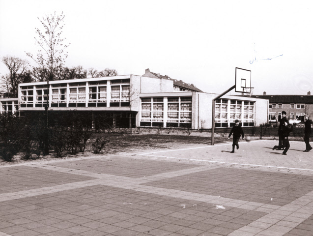 Rijnstraat 15 St. Willibrordusschool. Speelplein.jpeg