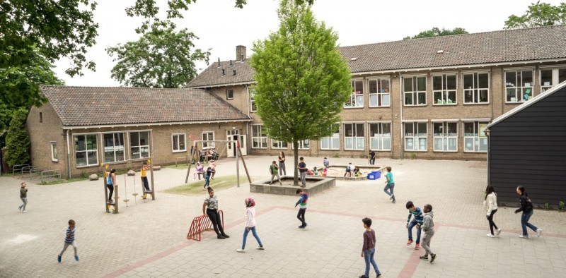 Dr. Benthemstraat 54 hoek van Alphenstraat basisschool IOK De Globe schoolplein.jpg
