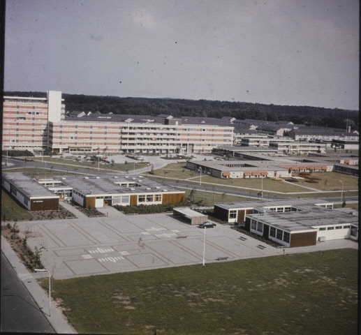 De Posten 145 Bejaardencentrum De Posten met op de voorgrond de houten openbaar lagere school De Vijverberg en rechts de R.K. mgr. Veningsschool jaren 1970.jpeg