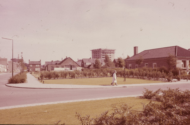 Dr. A.H.J. Coppesstraat 30 Links de Spechtstraat en rechts R.K. kleuterschool Marijke jaren 70.jpeg