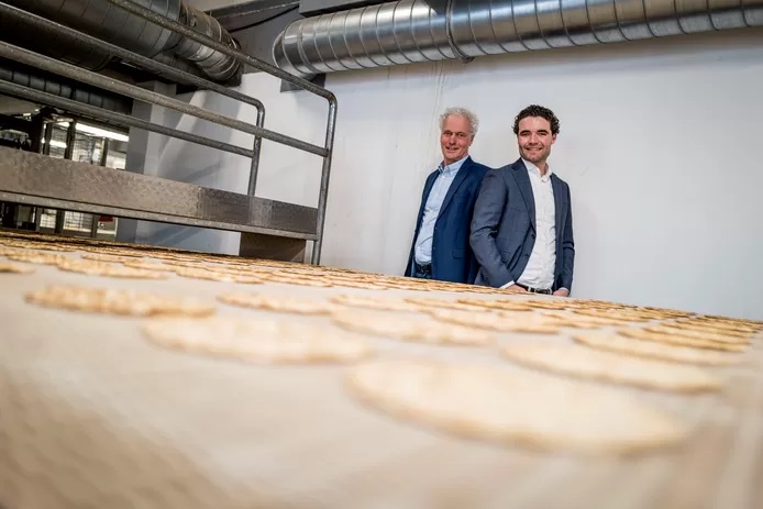 Nieuwstraat 12 Matzesfabriek Hollandia Pieter en Steven (r.) Heijs in de productieruimte van de bakkerij.jpg