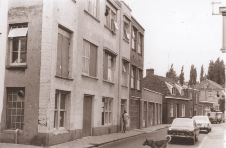 Nieuwstraat 12-14  paasbroodfabriek Hollandia Matzes met verderop woningen.jpg