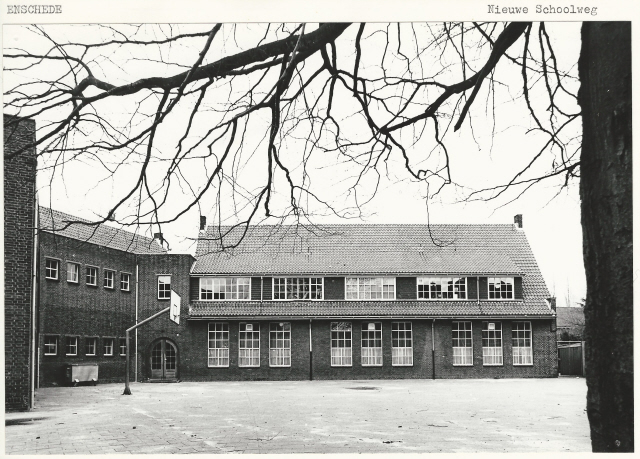 Nieuwe Schoolweg Achterkant van een schoolgebouw 2-4-1980.jpeg
