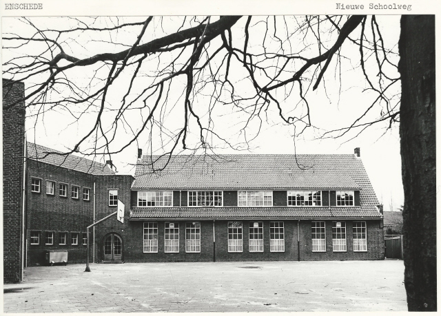 Nieuwe Schoolweg  Achterkant van een schoolgebouw 2-4-1980.jpeg