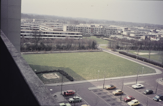 Het Bijvank 250 rechts kleuterschool Het Mierennest vanaf flat Hertmebrink jaren 70.jpeg