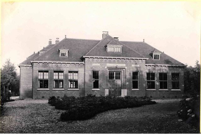 Dorpsstraat 100 Lonneker R.K. school 1930.jpeg