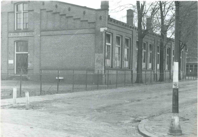 Hoog en Droog 25 R.K. ULO jongensschool  t.h.v. de watertoren 1944.jpeg