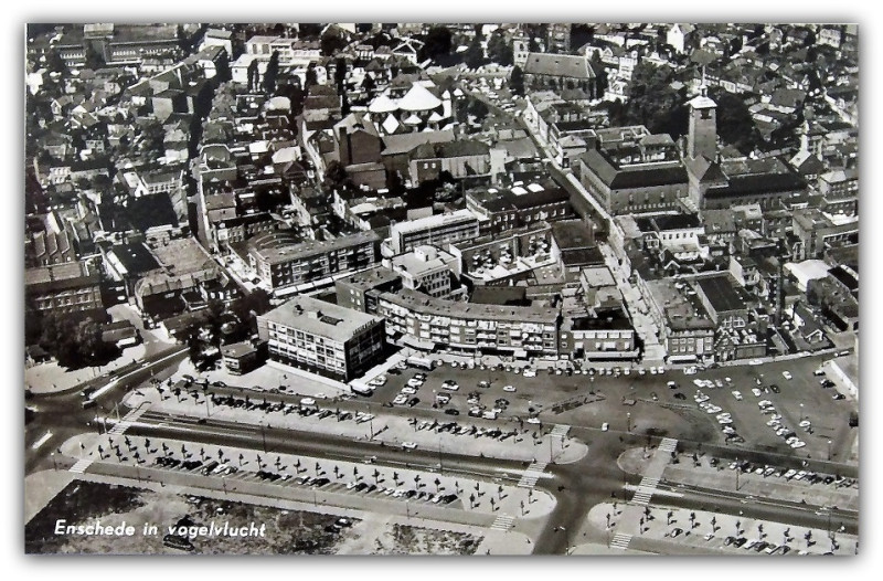 H.J. van Heekplein 56 Hermesflat en Boulevard 1945 luchtfoto.jpg