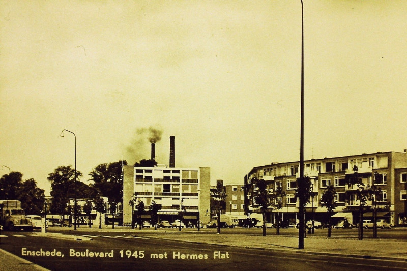 H.J. van Heekplein 56 Boulevard 1945 met Hermesflat 1962.JPG