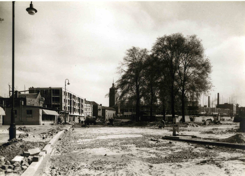 Van Loenshof aanleg en bouw Hermesflat, richting stadhuis. 1955.jpg