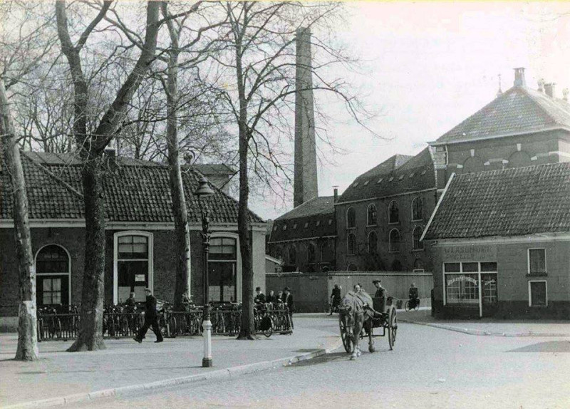 Zuiderhagen 54 H.J. van Heekplein rechts Lasonder Poelier (achterkant Hermes flat toen) en links Bewaarschool, waar nu Scapino.jpg