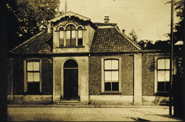Zuiderhagen Bewaarschool 1860 op de Modderbrink nu het Hermesflat ongeveer 1900.jpeg