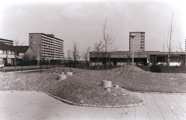 De Posten 145 Schoolplein van de Marnixschool voor Christelijk Onderwijs, daarachter bejaardenwoningen 1984.jpeg