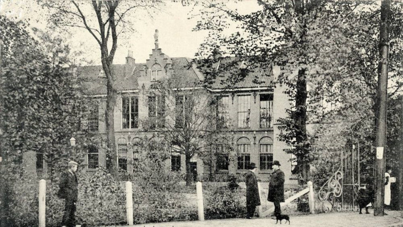 Haaksbergerstraat 33 met de Nederlandse School voor Nijverheid en Handel Gebouwd in 1864.jpg