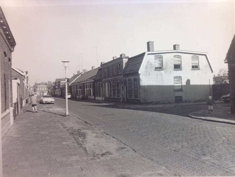 Renbaanstraat 39 hoek Kroedhöftestraat gezien in de richting van de Roomweg 1971.jpg