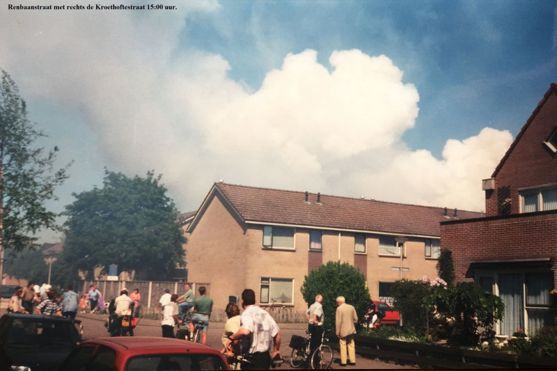 Renbaanstraat 39 rechts Kroedhöftestraat tijdens vuurwerkramp 13-5-2000.jpg