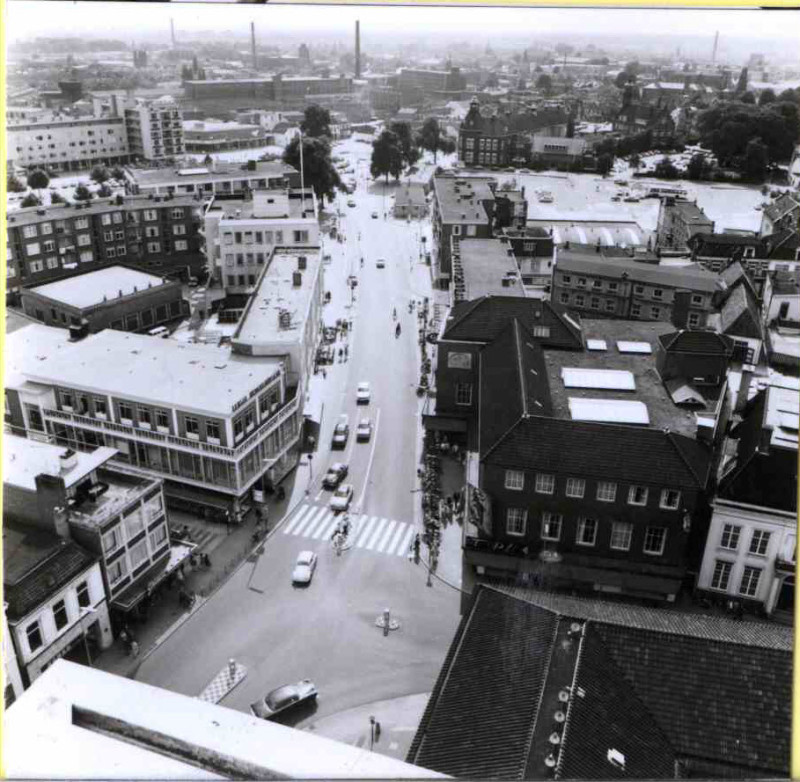 Van Loenshof 1 Centrum Vanaf stadhuistoren, met links Woudstra, rechts C&A 1970.jpg