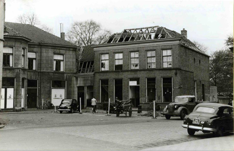 Van Loenshof 1 links en 3 rechts, afbraak panden i.v.m. de aanleg  Raadhuisstraat 1951. Beide panden waren tot het begin van de twintigste eeuw eigendom van de familie Roessingh  N.V. Maatschappij voor Textiel-Industrie.jpg
