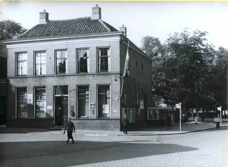 Van Loenshof 3 met het pand waarin de V.V.V. en de A.N.W.B. gevestigd zijn geweest. juli 1943.jpg