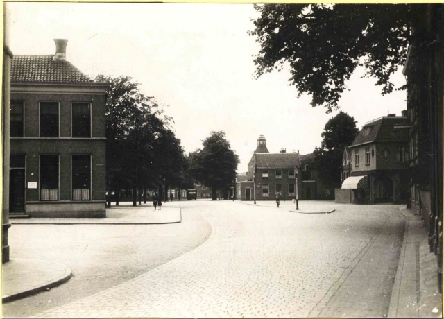 van Loenshof 3 links.In jaren '30 van  Carel Roessingh 1779-1844  Enkele jaren voordat deze foto werd genomen, nl. in 1922, werd  pand Loenshof 5 (van de familie Ter Kuile) gesloopt ter verbreding van de Windbrugsteeg..jpeg