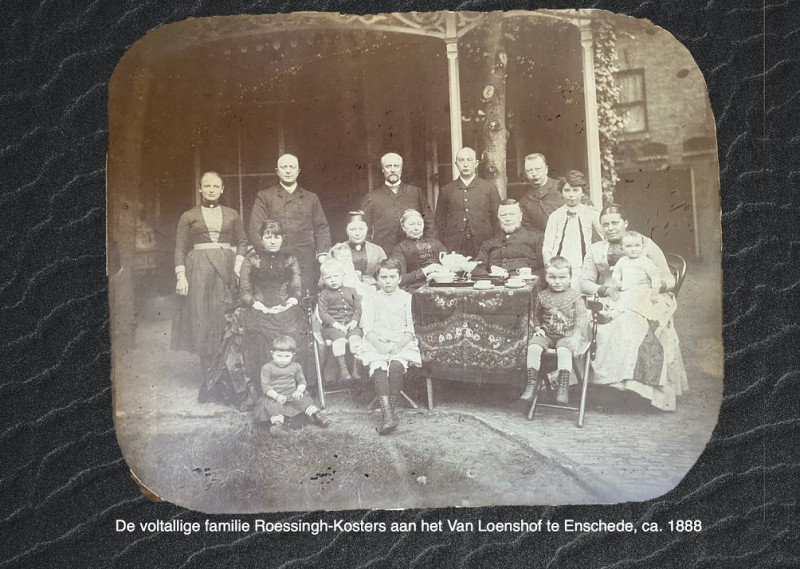 Van Loenshof 1 voltallige familie Roessingh-Kosters afgebeeld voor hun woonhuis ca 1888.jpg