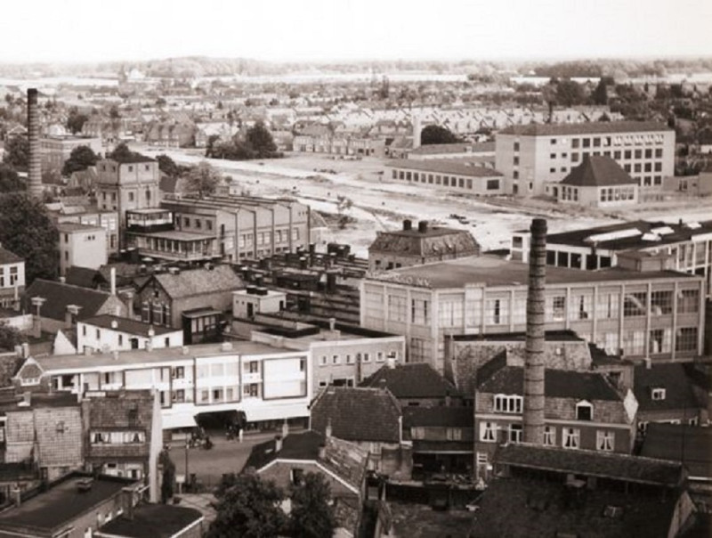 Kalanderstraat 35-37 rechts Menko fabriek Menko achtergrond aanleg Boulevard met HTS gebouw.jpg