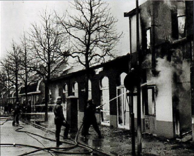 Toekomststraat 2 hoek Hengelosestraat brand Wiener Cafe 5-2-1968.jpg