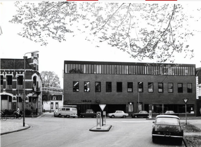 Molenstraat 22-30 Gezien vanuit Visserijstraat met bar 't Bölke op de hoek van de Kloosterstraat. 1975.jpg