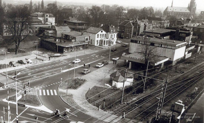 Molenstraat 5 en 13-15 hoek Niermansgang 3  pand Bruningmeijer rechts nr. 22 Bolke.jpg