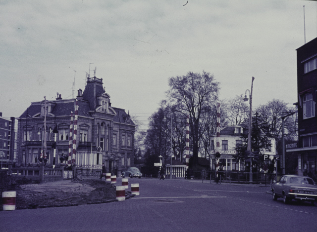 Molenstraat 1 hoek Deurningerstraat en Hengelosestraat Spoorwegovergang (voor de automatisering)  met  Pension Kleiboer. Ook met voormalig hotel Twente tijdens WO2 gebruikt als kringhuis door N.S.B. foto 21-4-1969.jpeg