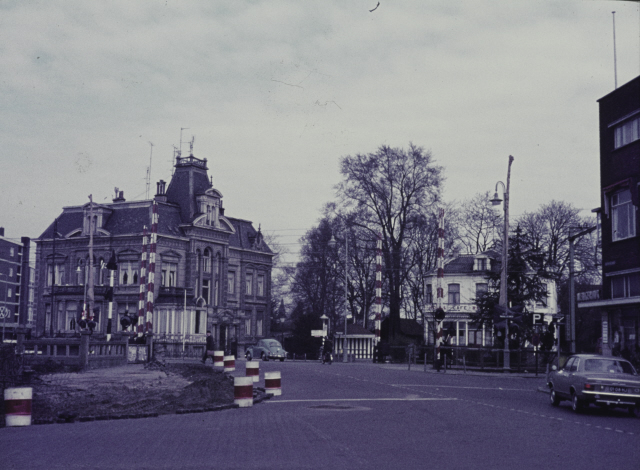 Molenstraat 1 hoek Deurningerstraat en Hengelosestraat Spoorwegovergang (voor de automatisering) met Pension Kleiboer. Ook met voormalig hotel Twente tijdens WO2 gebruikt als kringhuis door N.S.B. foto 21-4-1969.jpeg