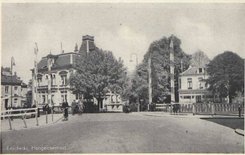 Molenstraat 1-3 hoek Hengelosestraat villa Kleiboer en hotel Twente tegenover spoorwegovergang.jpg