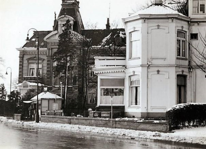 Molenstraat 3 Villa, patatkraam en hotel Twenthe in de sneeuw 1960.jpg