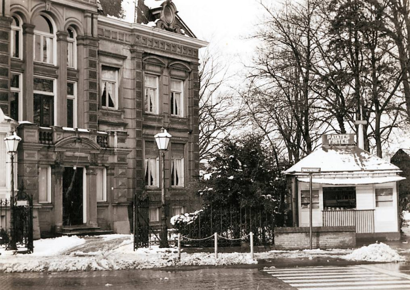 Molenstraat 1-3 hoek Hengelosestraat 1960 Villa en patatkraam naast hotel Twenthe in de sneeuw.jpg