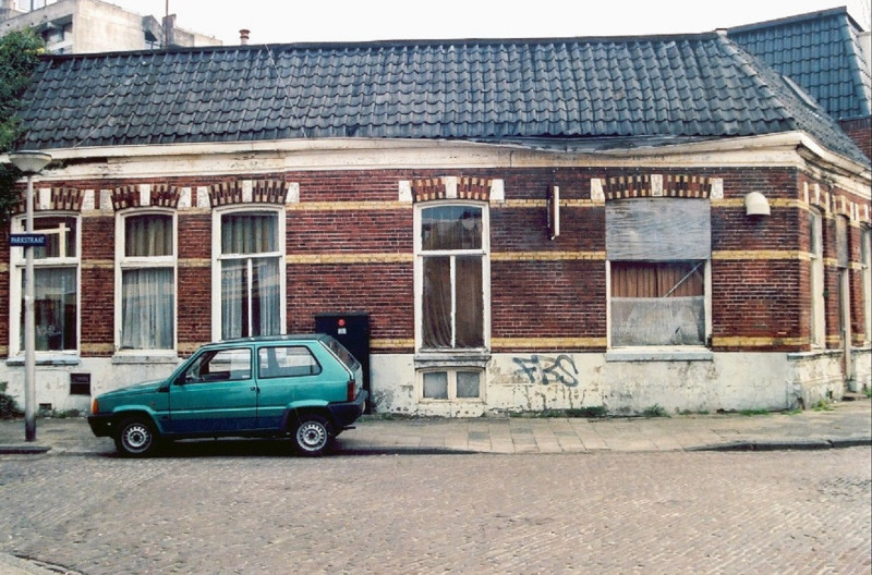 Emmastraat 248 Café Zwijnenberg hoek Parkstraat heeft er 120 jaar gezeten bekende gasten Willem Wilmink en schilder Jan Cremer (3).jpg