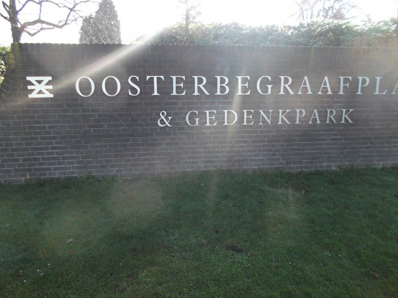 gemeentewapen bij gedenkpark Oosterbegraafplaats.JPG