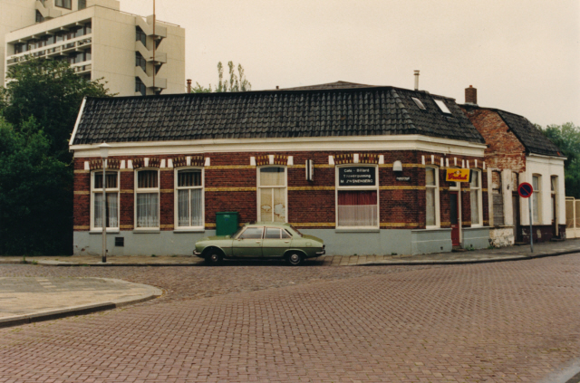 Emmastraat 248 Café biljard M. Zwijnenberg. Op hoek Parkstraat. juni 1987..jpeg