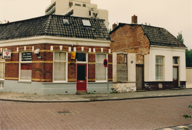 Emmastraat 248. Café biljard M. Zwijnenberg. Op hoek Parkstraat. juni 1987.jpeg