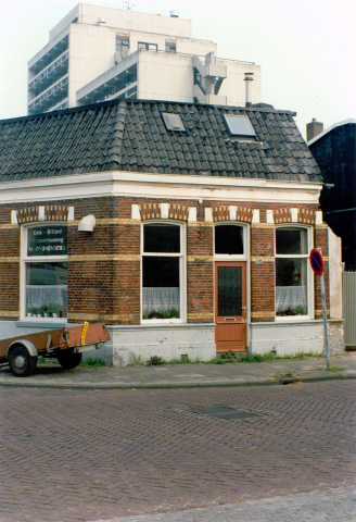 Emmastraat 248 Café Zwijnenberg en Macandra.jpeg