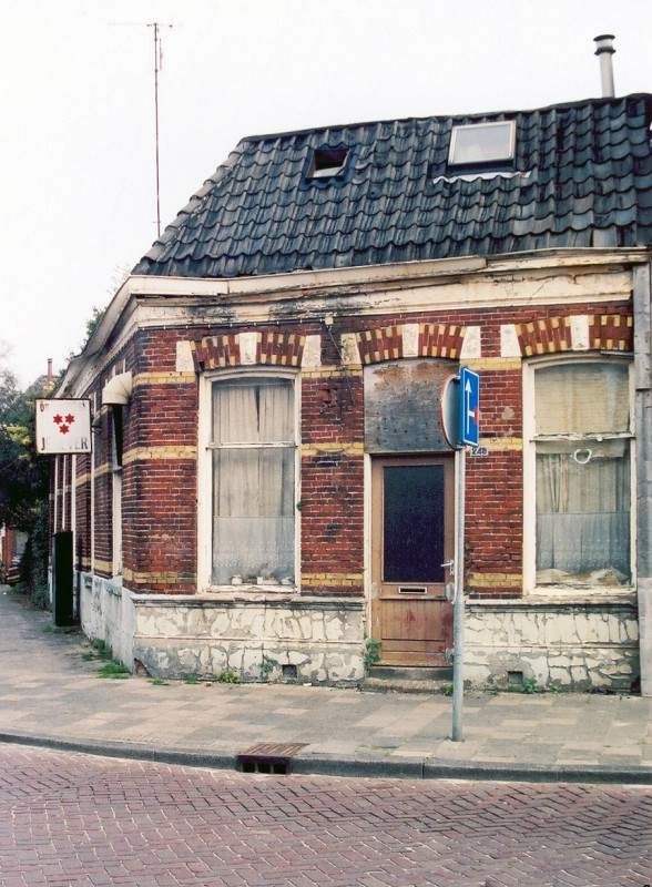 Emmastraat 248 Café Zwijnenberg hoek Parkstraat heeft er 120 jaar gezeten bekende gasten Willem Wilmink en schilder Jan Cremer (4).jpg