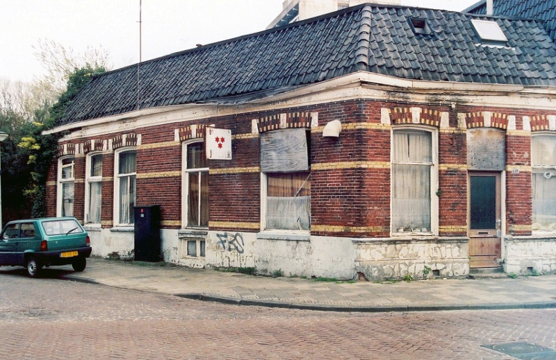 Emmastraat 248 Café Zwijnenberg hoek Parkstraat heeft er 120 jaar gezeten bekende gasten Willem Wilmink en schilder Jan Cremer (2).jpg