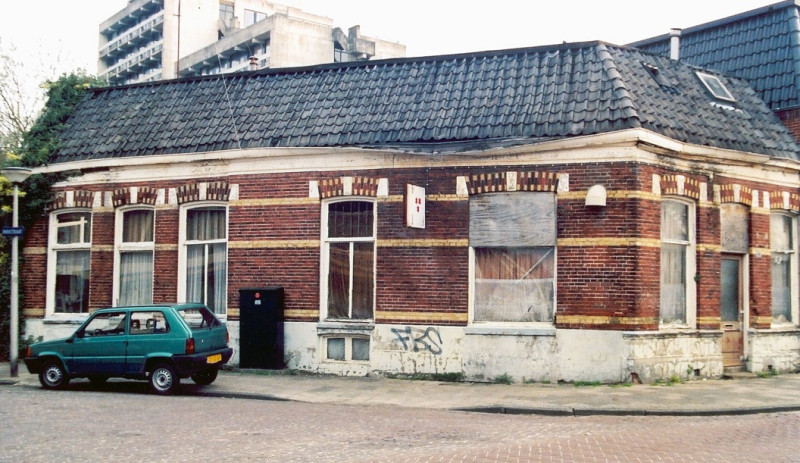 Emmastraat 248 Café Zwijnenberg hoek Parkstraat heeft er 120 jaar gezeten bekende gasten Willem Wilmink en schilder Jan Cremer.jpg